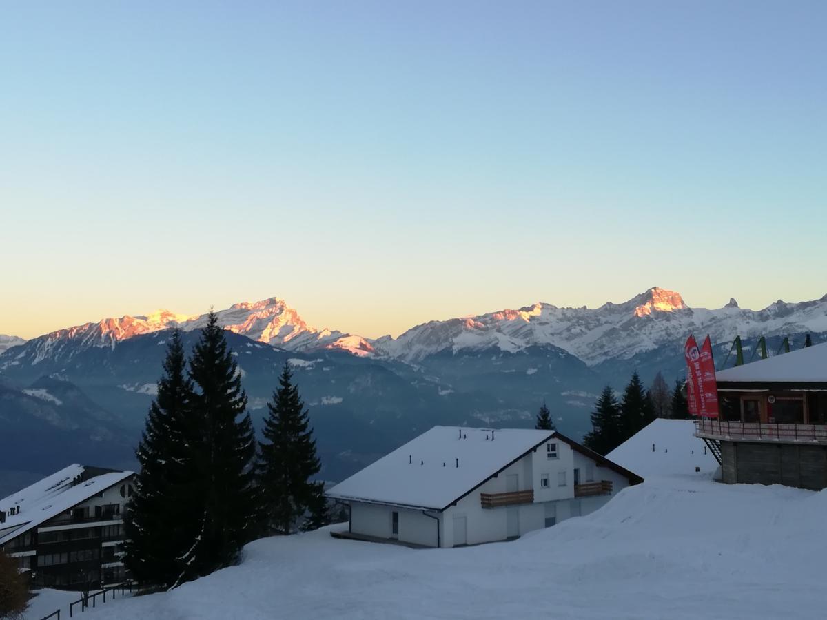 Romantic Chalet-style Flat With Mountain View Apartmán